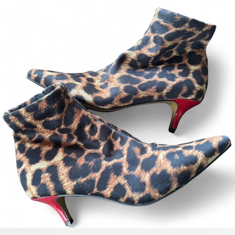Betsey Johnson  Leopard Print Kitten Heel Ankle Boots with Red Heel sz 6